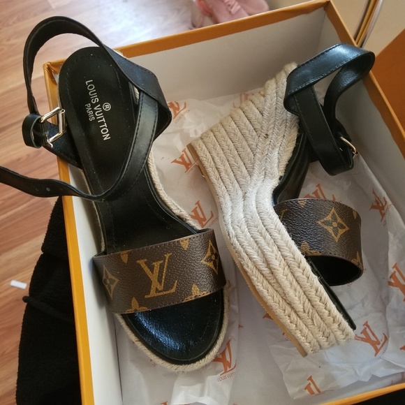 Sandals - Picture 1 of 3